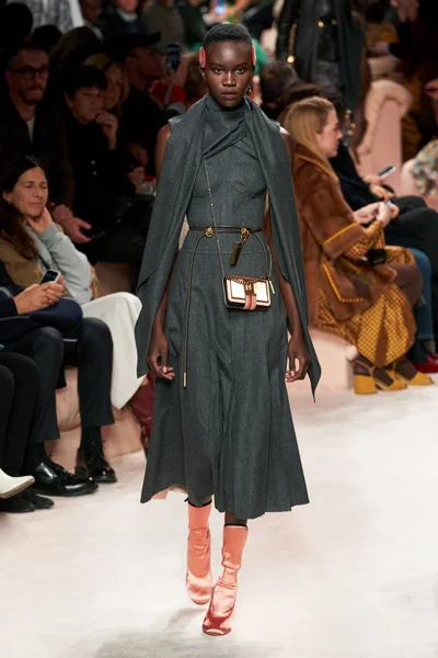 Look 16